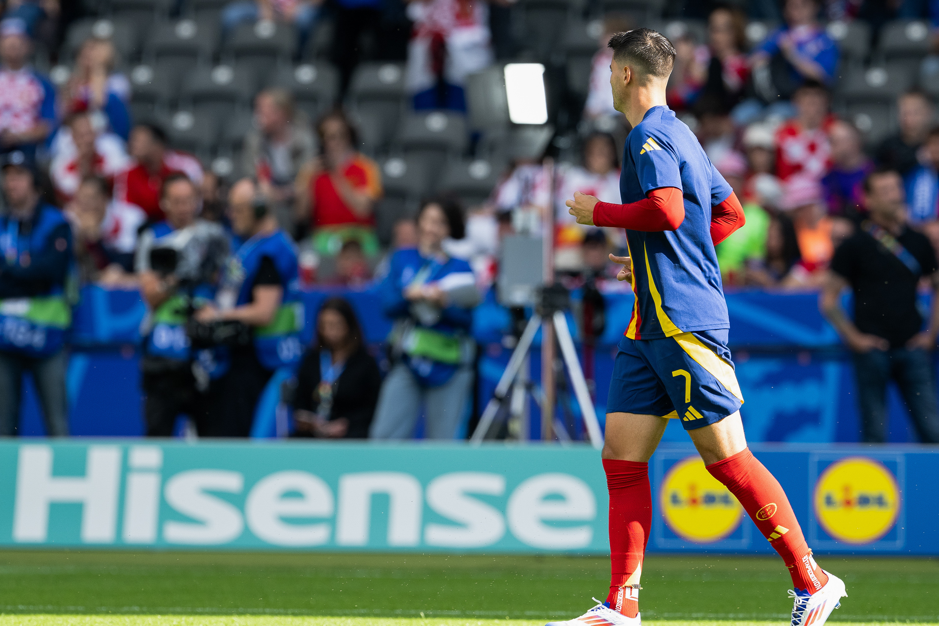 半岛体育app官方下载-包含欧洲杯预选赛随时开战，球队备战如火如荼的词条