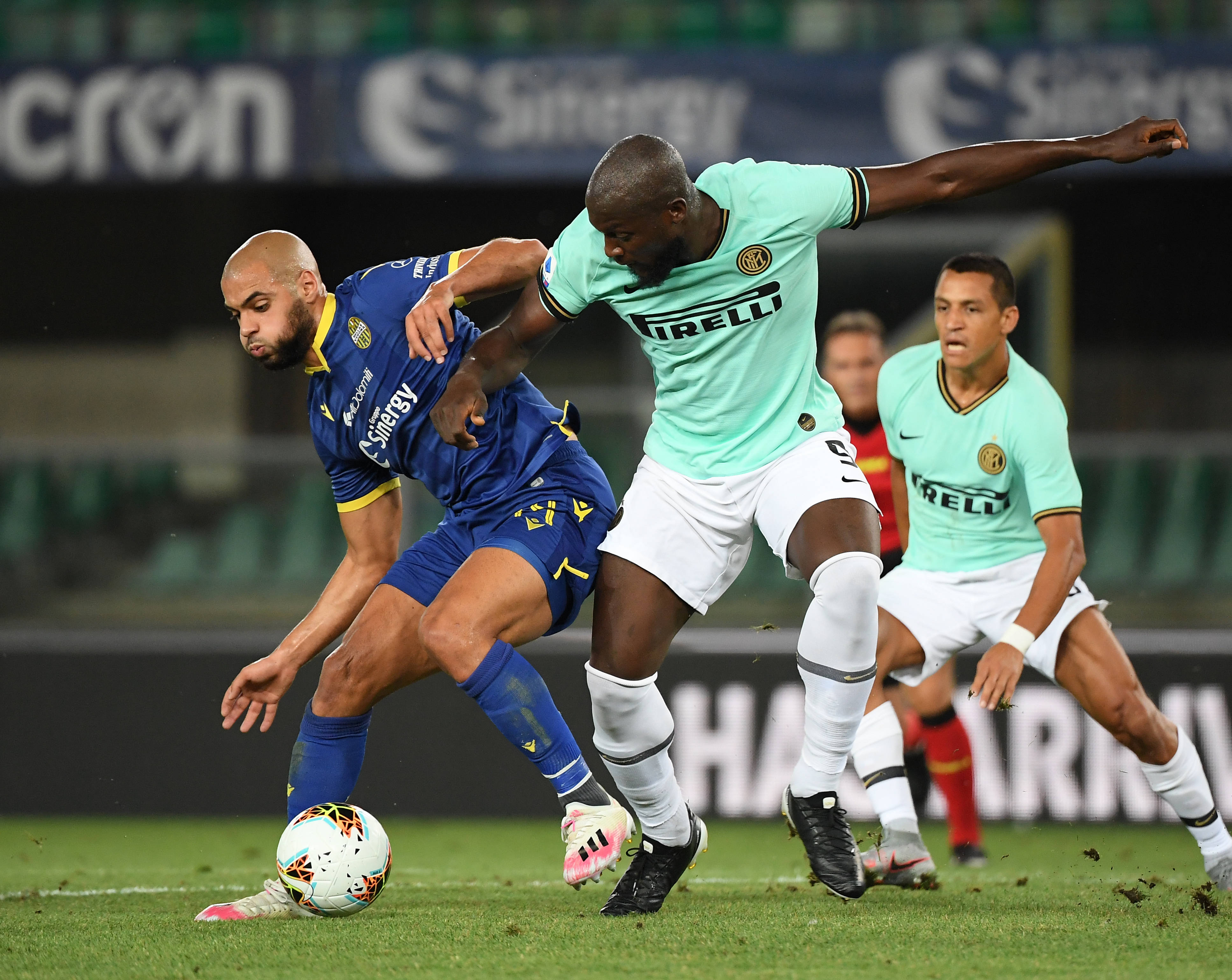 半岛体育登录入口-包含罗马战平维罗纳，保持不败纪录的词条