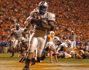 半岛官方体育登录入口-伊朗国家队员在比赛中展现出色表现，引领球队获胜，伊朗 足球队